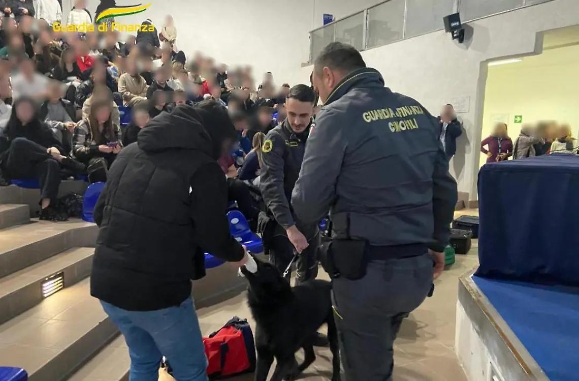 Viterbo: trovato hashish a scuola, 4 studenti segnalati alla Prefettura