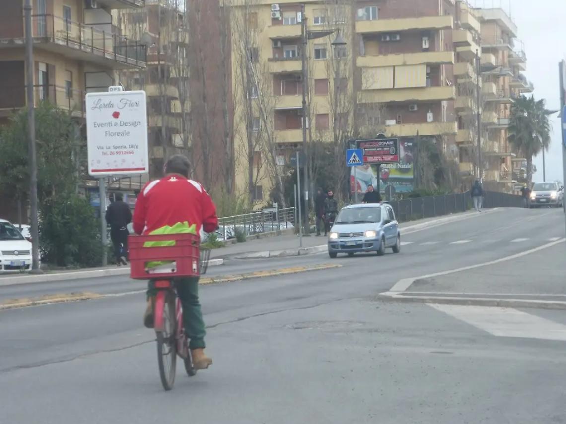 &laquo;Ferma le auto per chiedere passaggi e droga&raquo;, residenti in allarme