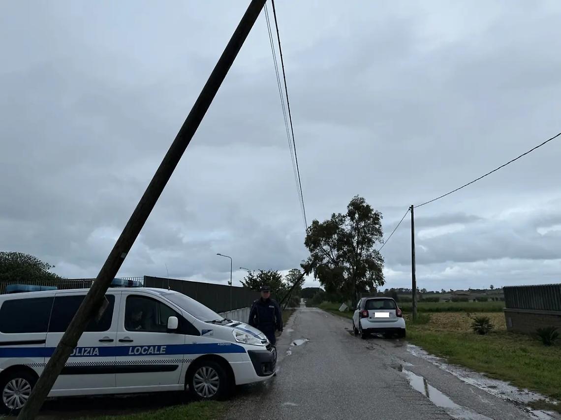 Maltempo, pali Telecom a rischio caduta in via Olmetto