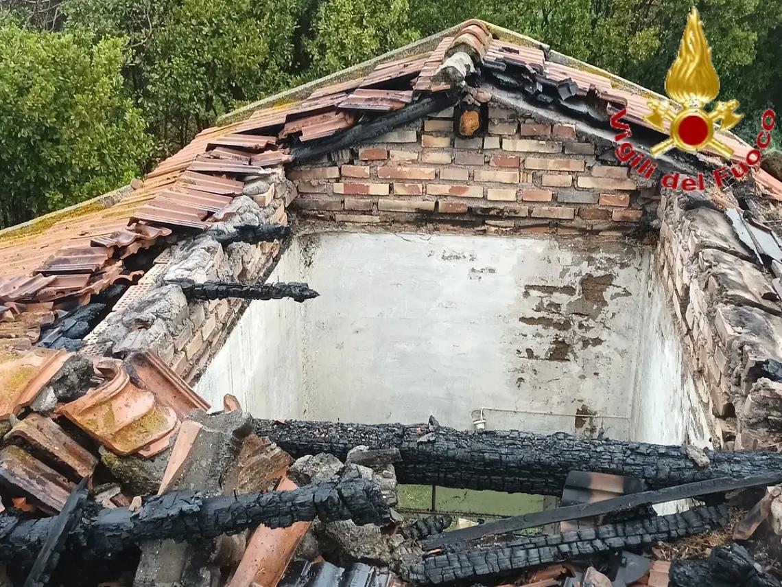 Tetto in fiamme, paura sulla Braccianese Claudia