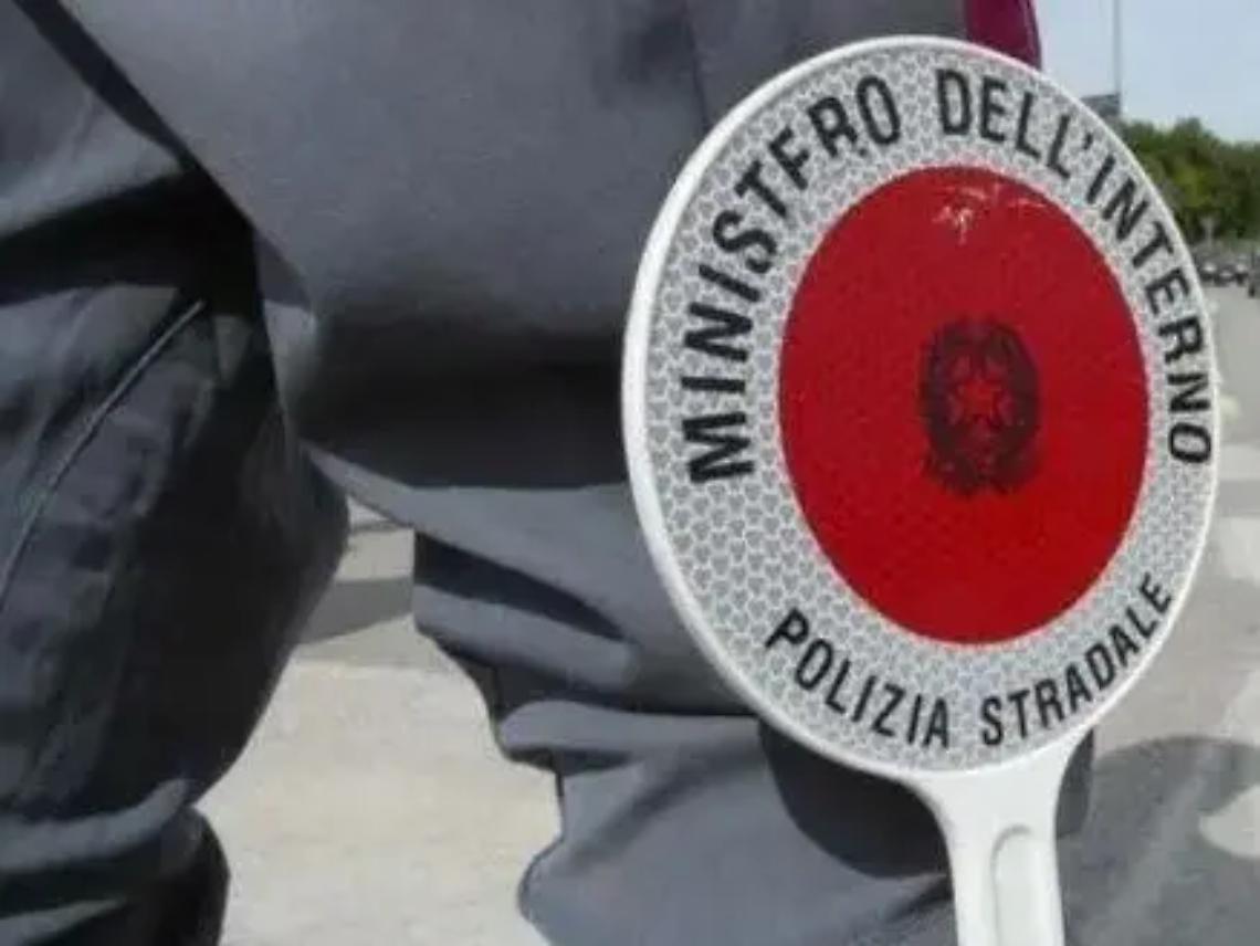 Viterbo, camion perde rifiuti in superstrada