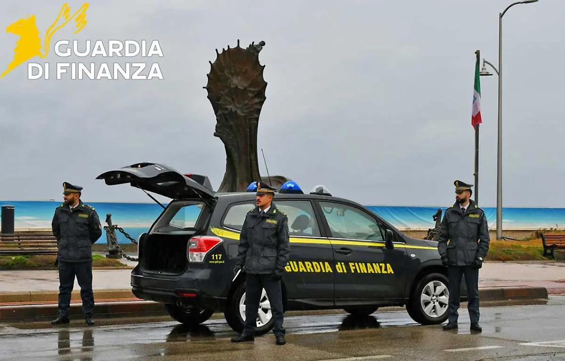 Tarquinia, sigilli a un distributore stradale: sequestrati circa mille litri di carburante non conforme