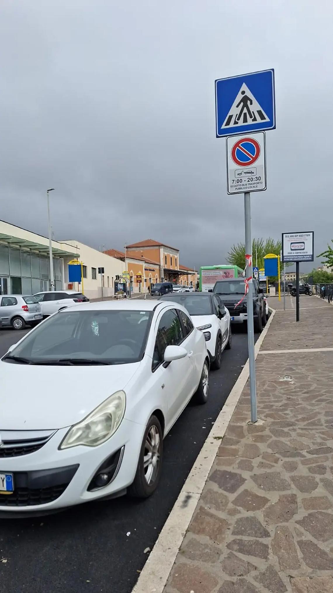 Segnaletica nuova, problemi vecchi: alla stazione restano le barriere e la sosta selvaggia