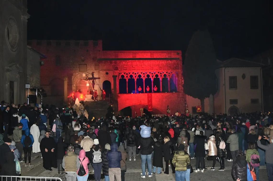 Emoziona la Crocifissione in piazza S. Lorenzo