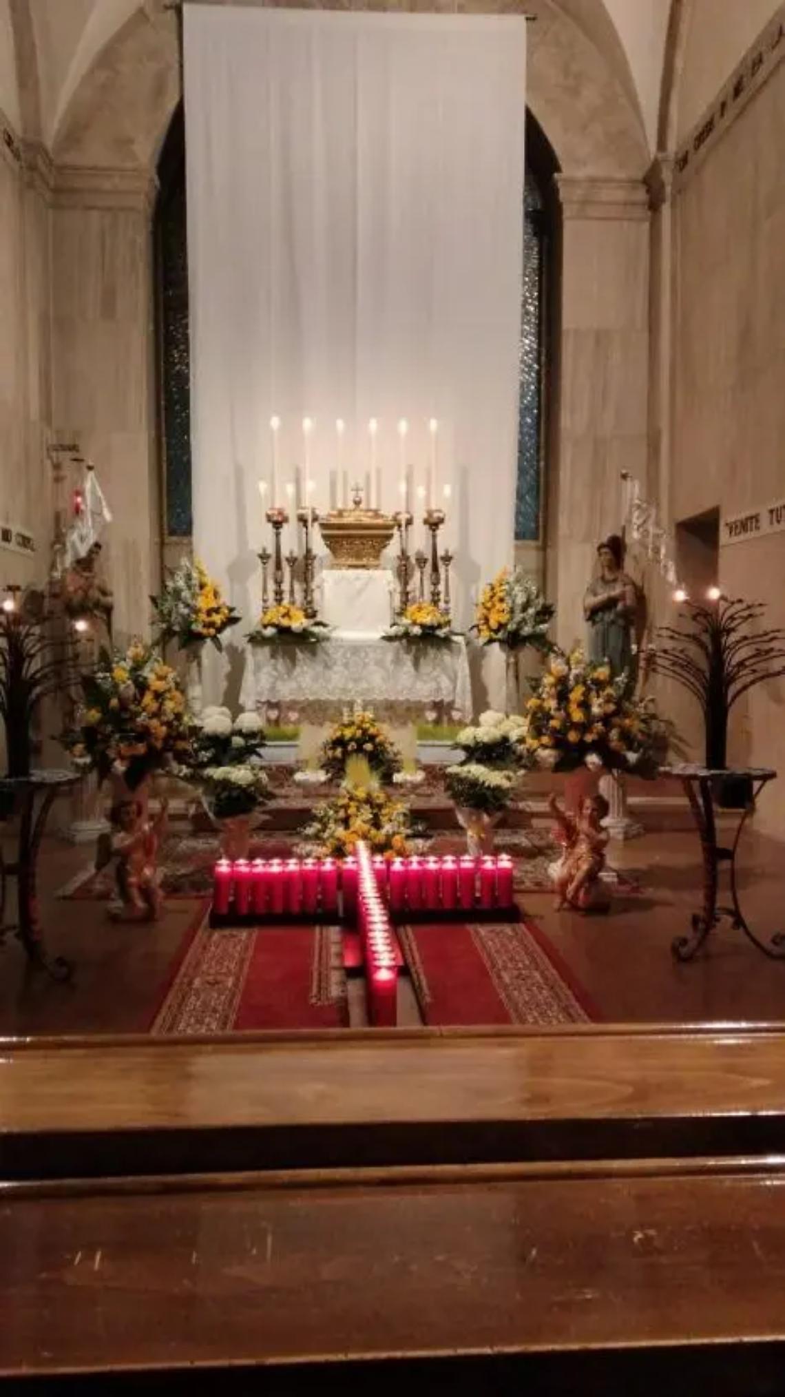 La collina rinnova la tradizione: in tanti in visita agli altari della reposizione