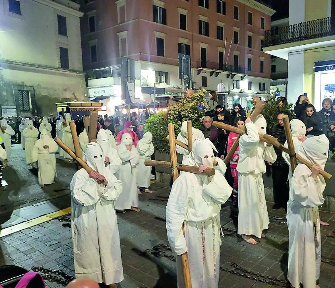 Oltre 160 penitenti per la processione del Cristo Morto a Civitavecchia