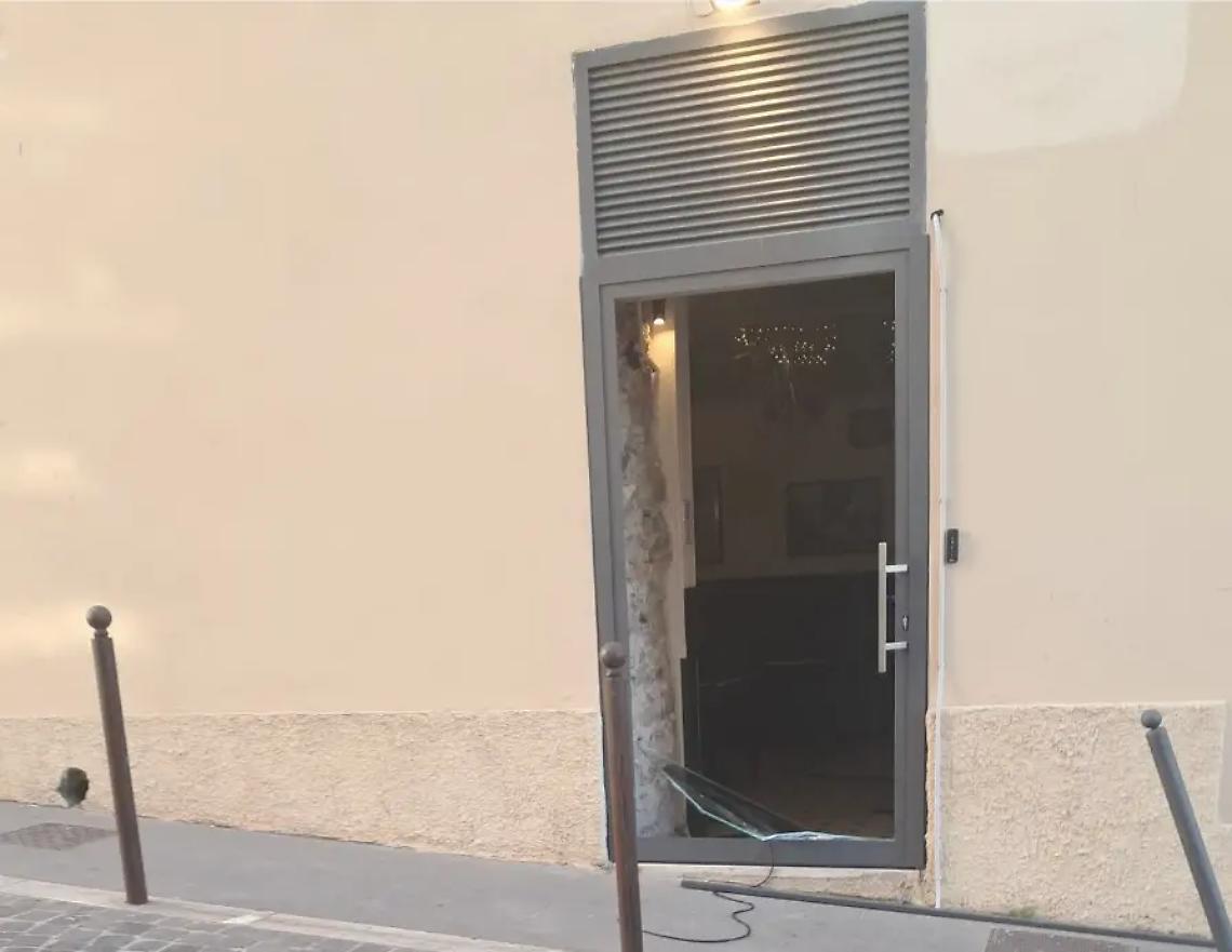 Danneggiato l&rsquo;ingresso di una pizzeria