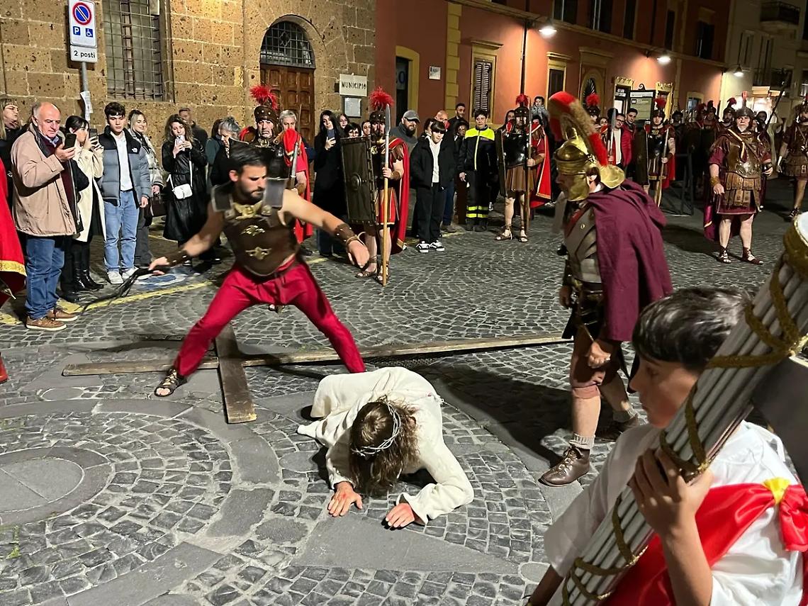 Piazza gremita per la Rievocazione della Passione e Morte di Ges&ugrave; Cristo &ndash; FOTOGALLERY