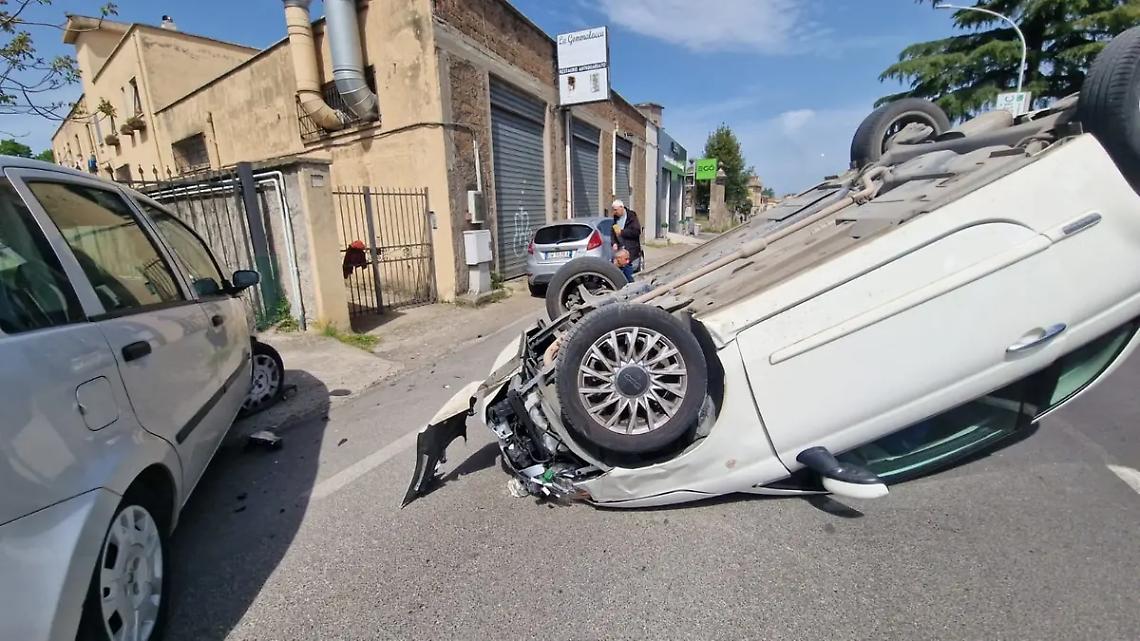 Viterbo: si ribalta con l&rsquo;auto, grave 20enne