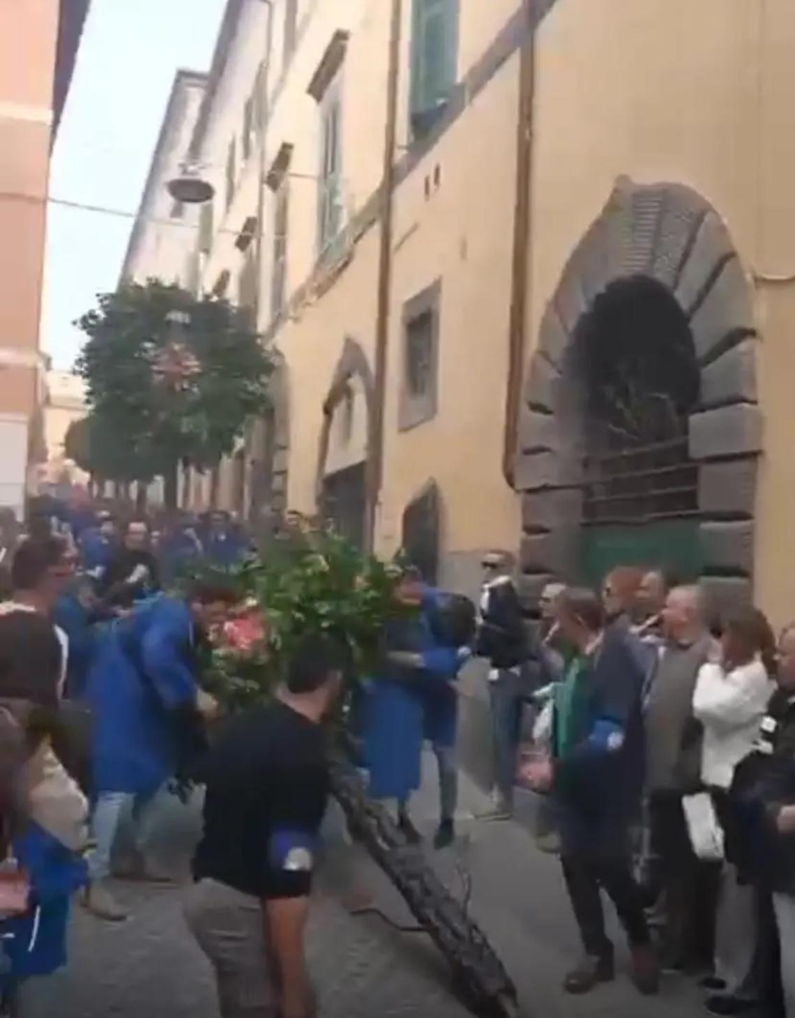 Tarquinia, incidente durante la processione del Cristo Risorto: cade un tronco (video). Poche ore dopo muore Papa Francesco