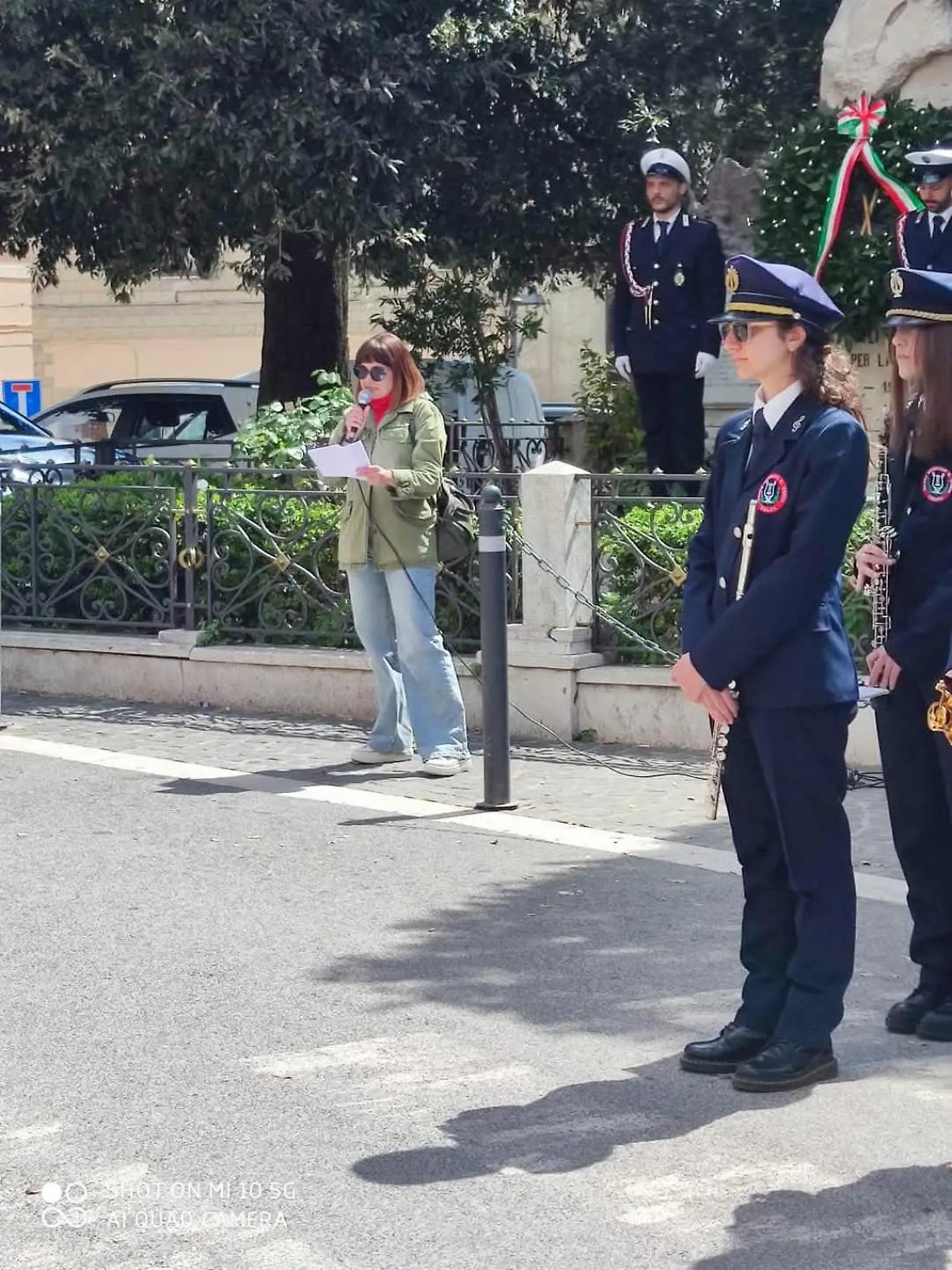 Gli studenti cantano &ldquo;Bella ciao&rdquo;
