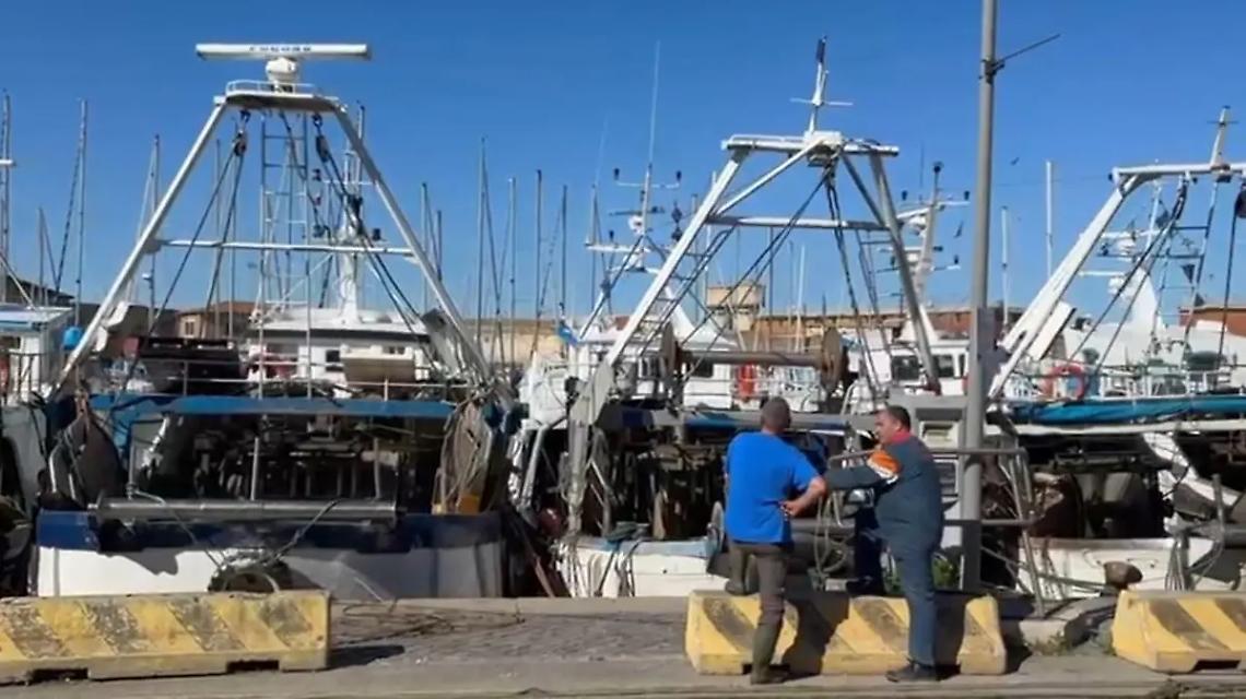Il saluto dei pescatori a Papa Francesco