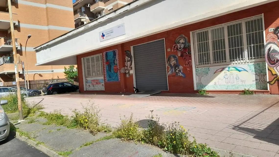 Sterpaglie davanti al consultorio: ci pensano i volontari di Fareambiente