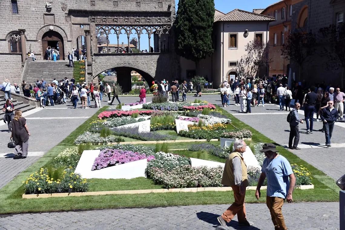 Viterbo, inaugurato San Pellegrino in fiore ed &egrave; subito pienone di gente