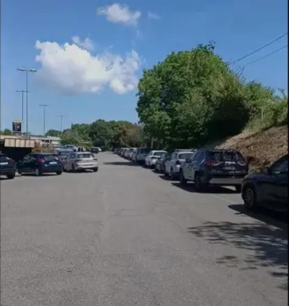 Multati per aver lasciato l&rsquo;auto al cimitero: avevano raggiunto le Cascatelle