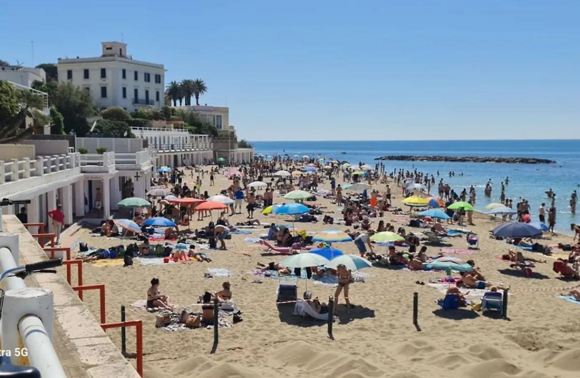 Esplode l&rsquo;estate a Santa Marinella: in tanti gi&agrave; in spiaggia