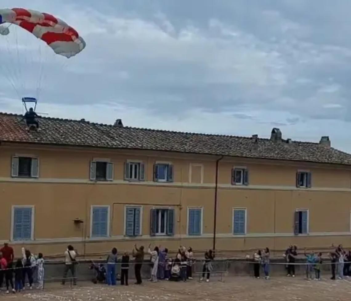 Caprarola, paracadutista atterra sul tetto di una casa