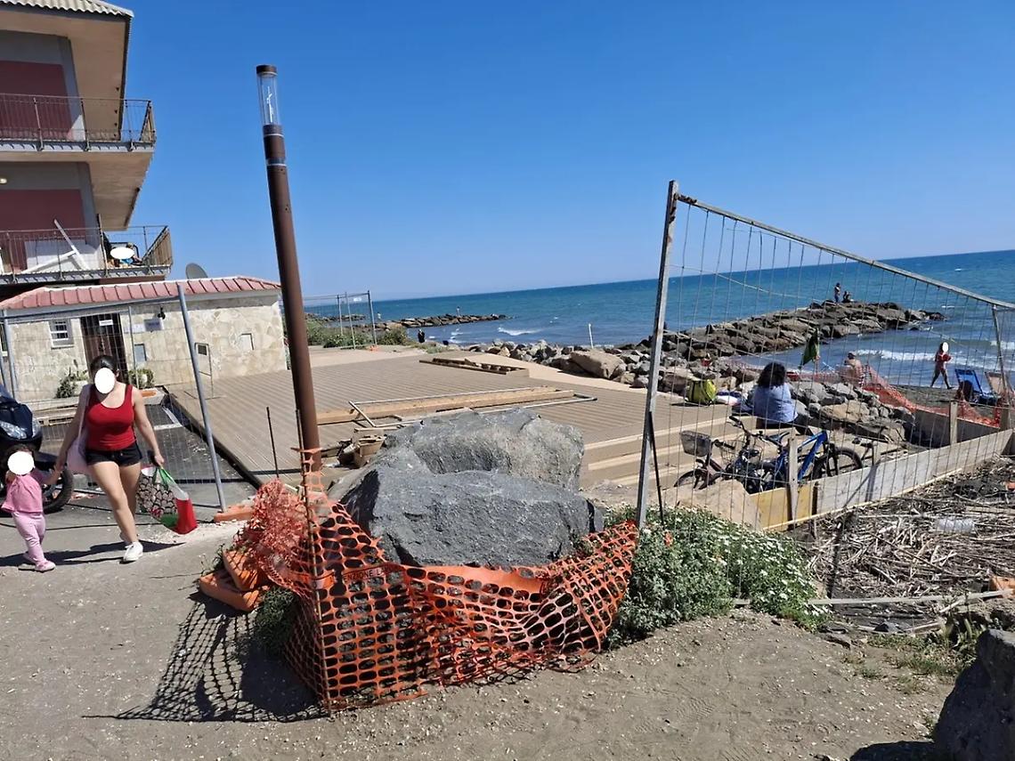 Cantieri e bagnini &ldquo;fantasma&rdquo;, estate al rallentatore