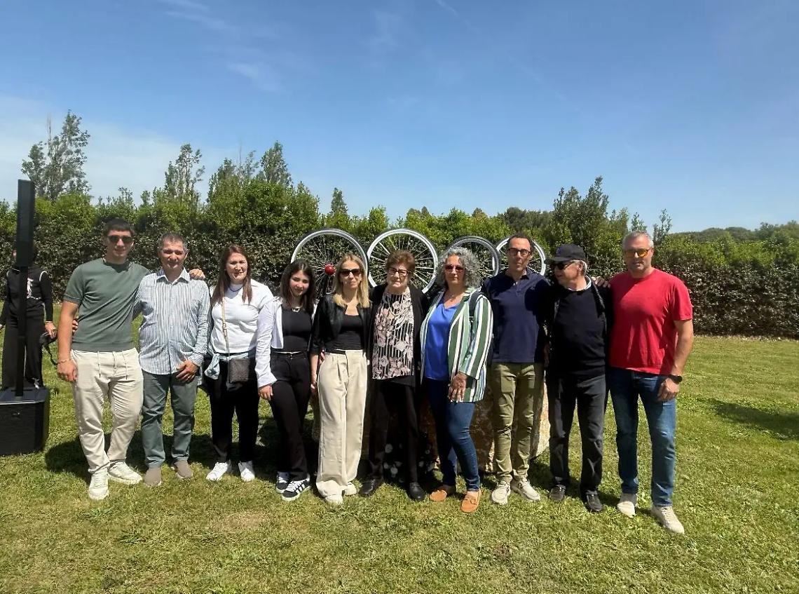Una scultura in ricordo di Gino Aquila nel giardino donatori degli organi di Pescia