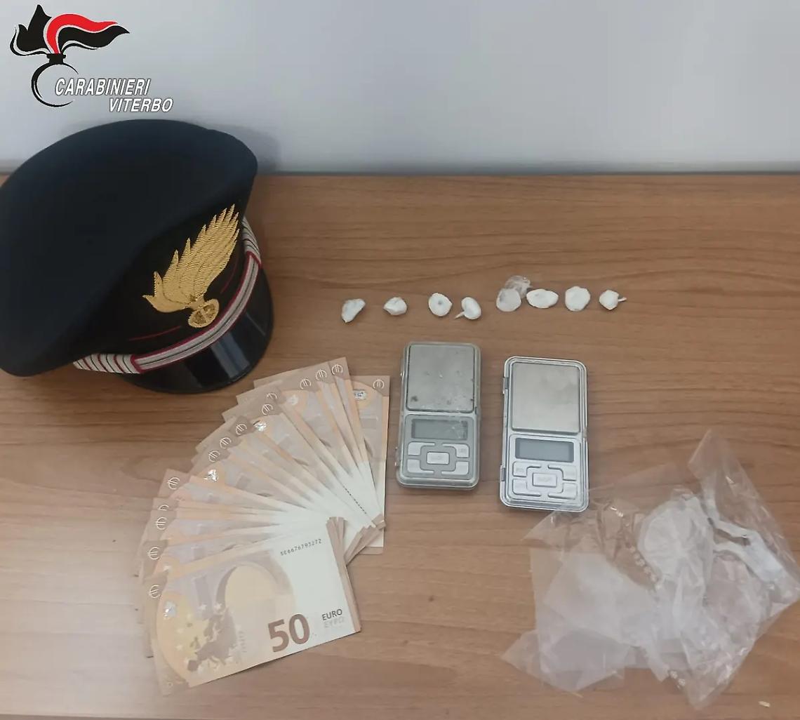 Tentano di sfuggire al controllo dei carabinieri, trovati con 8 dosi di cocaina