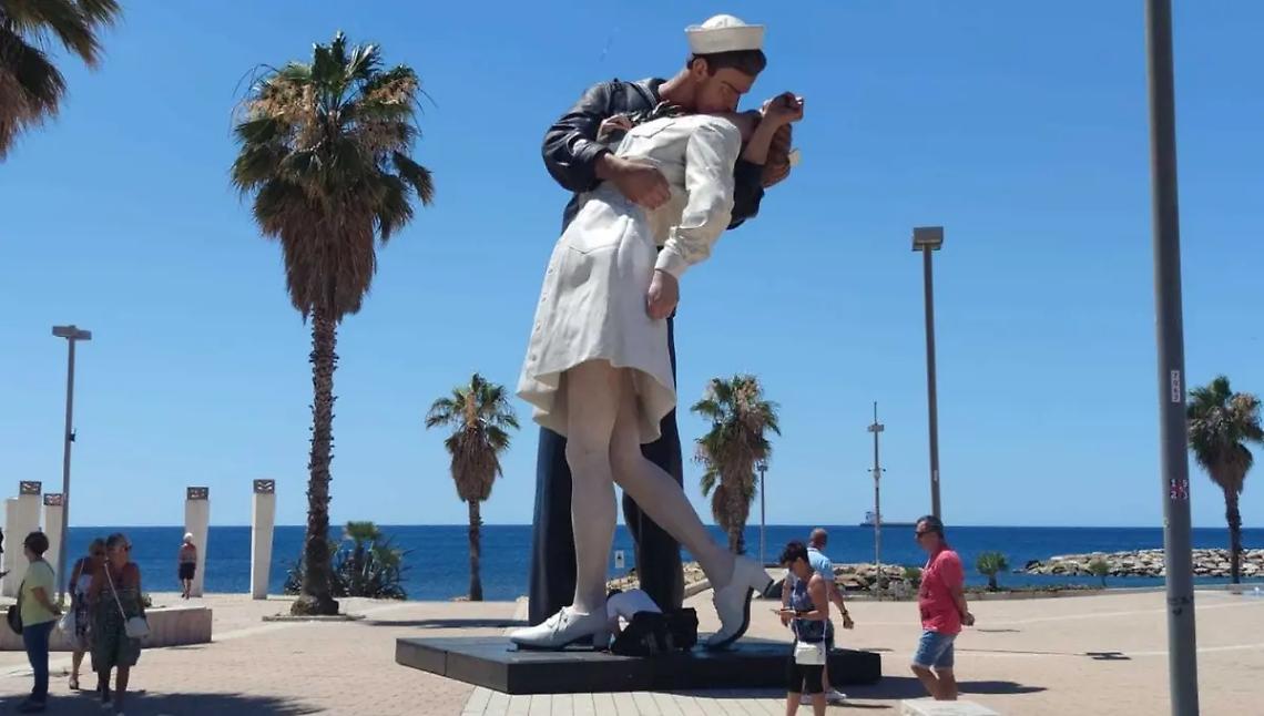 Statua del bacio, Marino: &laquo;Un lusso fuori luogo, servono manutenzioni non monumenti&raquo;