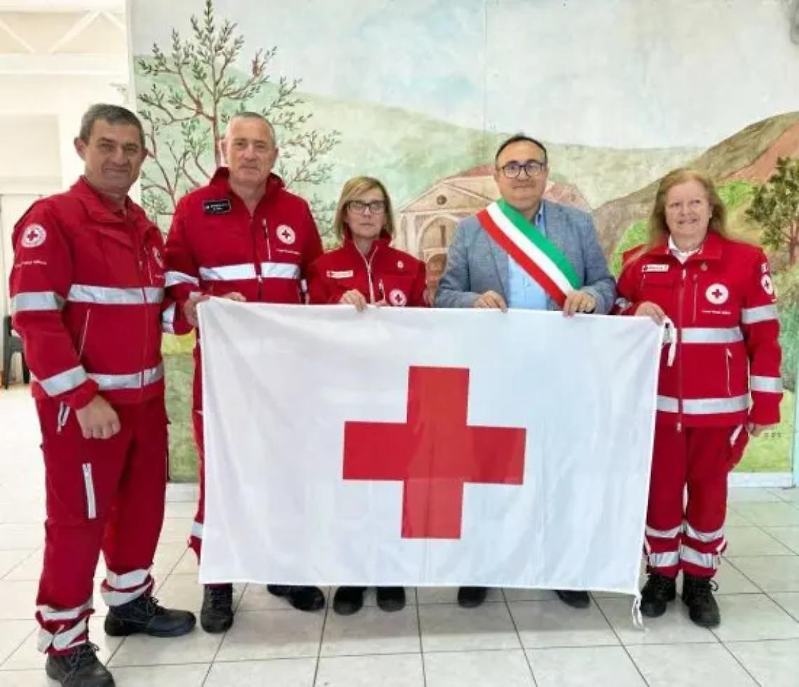 La bandiera della Cri sul palazzo comunale