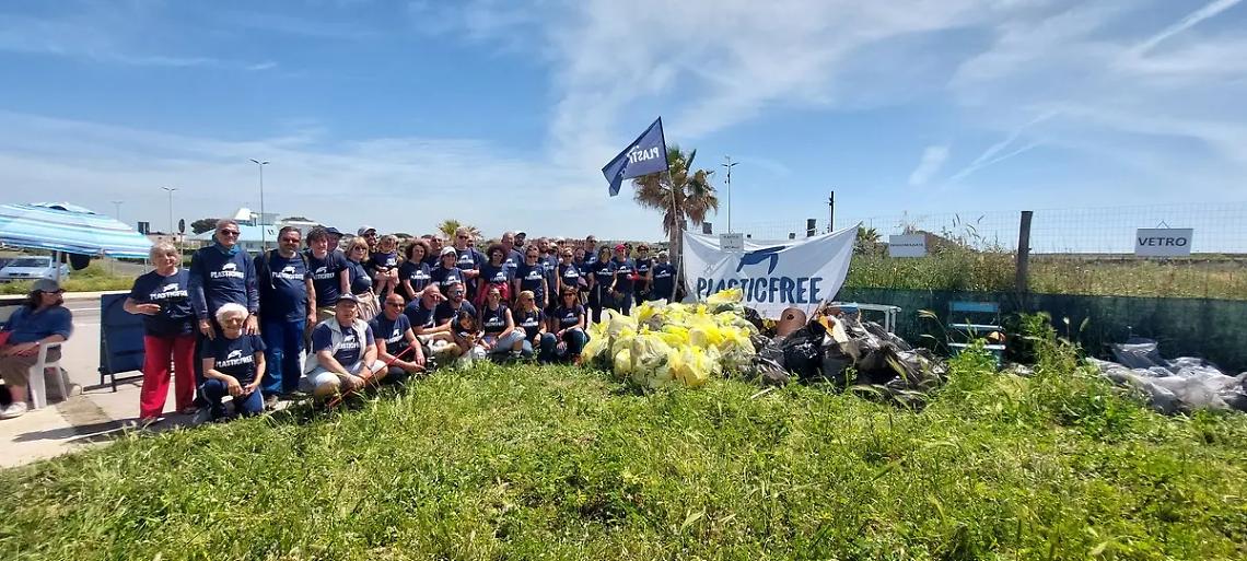 A Campo di Mare in spiaggia contro la plastica