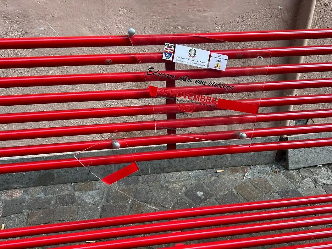 Viterbo, danneggiata la panchina rossa della Provincia