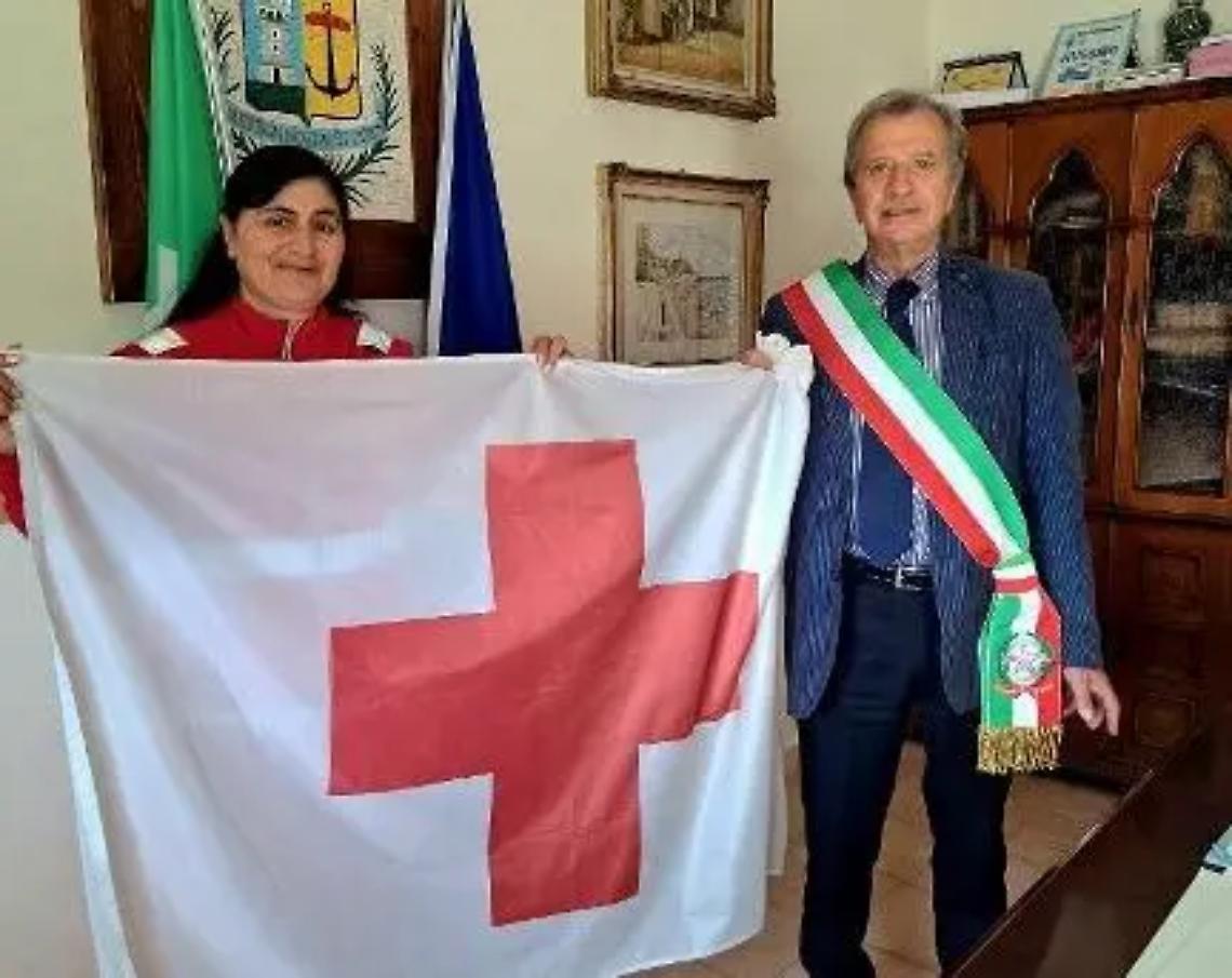 Anche Santa Marinella espone il vessillo della Croce rossa