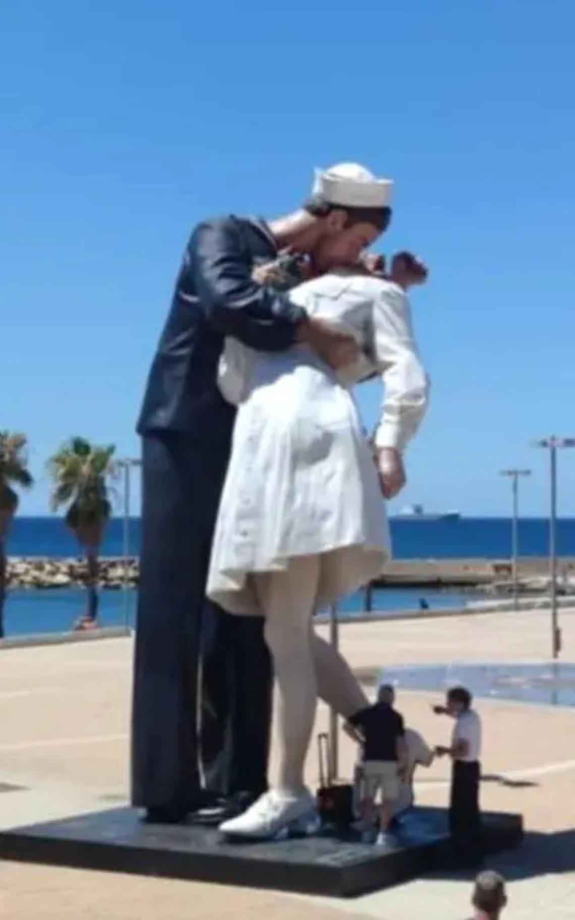 Statua del bacio, le consigliere di centrodestra: &laquo;A Santa Marinella s&rsquo;inaugura la statua dell&rsquo;imbarazzo&raquo;