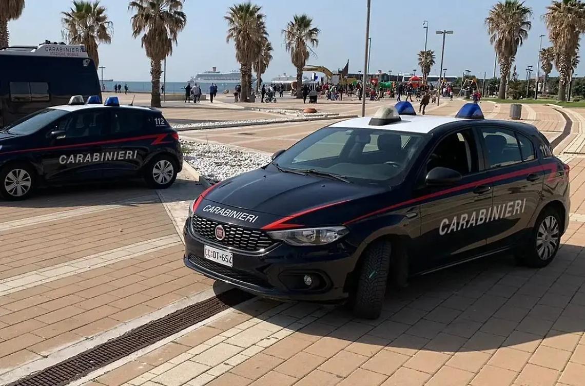 Minaccia il suicidio: salvato a largo Galli dai Carabinieri