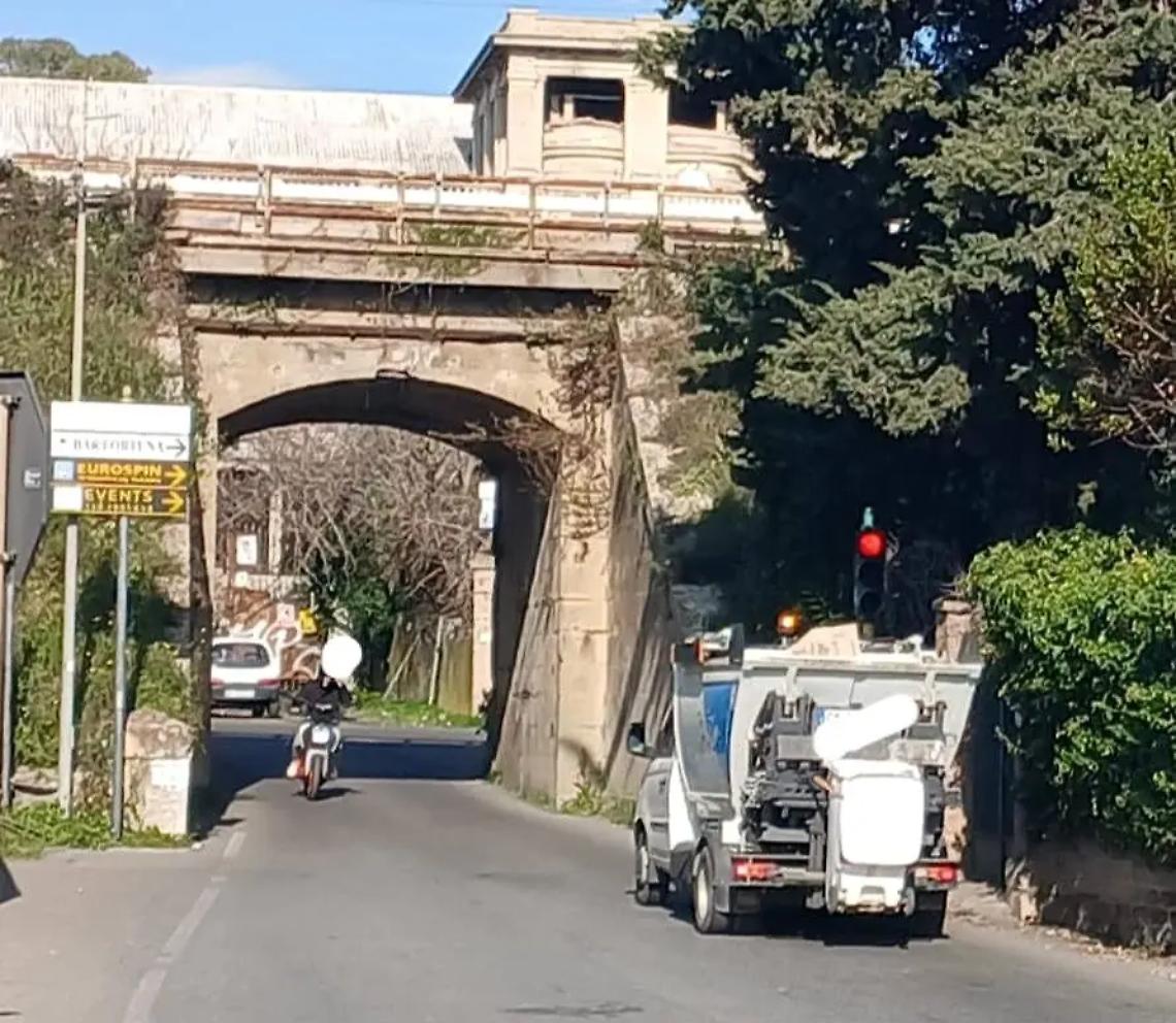 Riapre il ponte ferroviario di Valdambrini: chiusa via IV Novembre