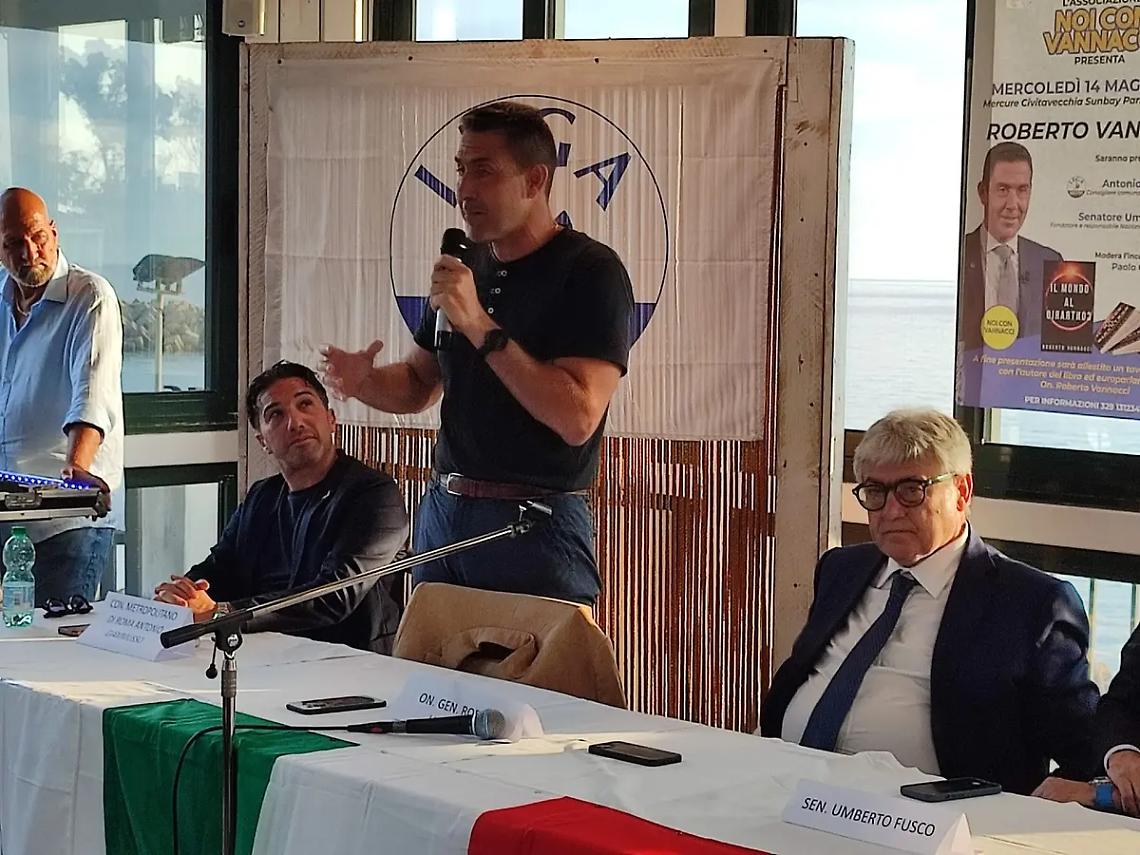 Sala gremita per il Generale Vannacci: presentato "Il mondo al contrario" al Sunbay