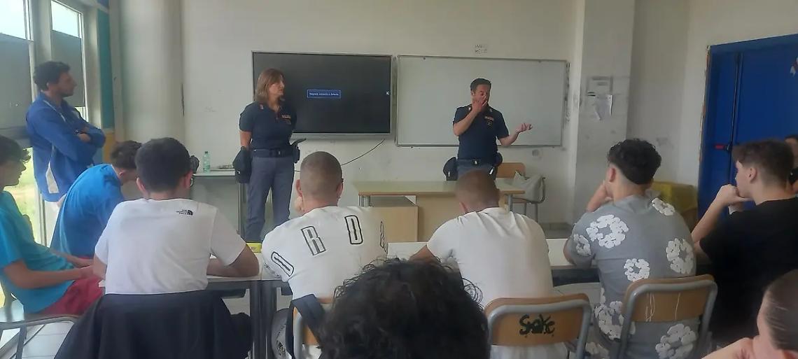 Gli studenti dell&rsquo;alberghiero incontrano la Polizia di Stato