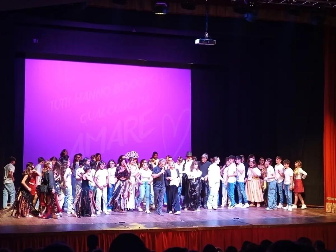 &lsquo;&rsquo;Prometti che mi sposi?&rsquo;&rsquo;, applausi per gli alunni della Flavioni