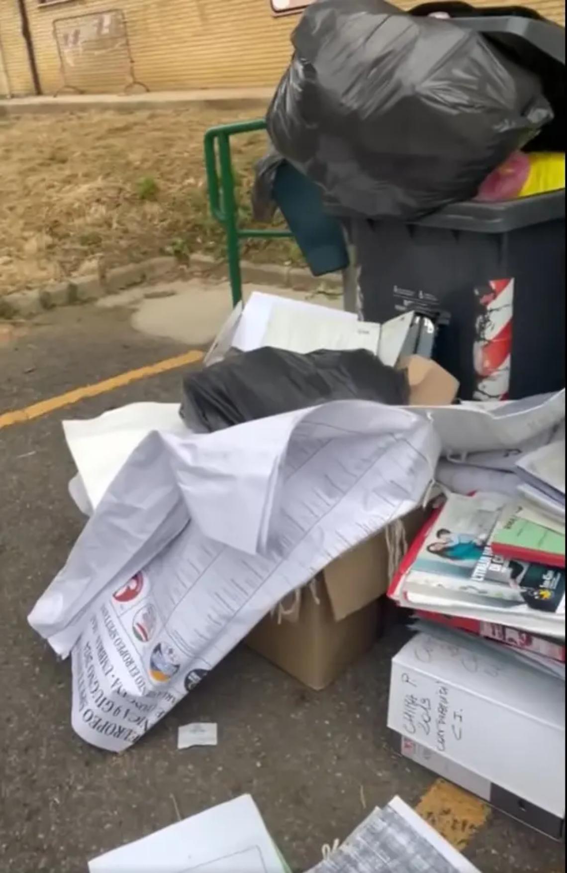 Anagrafe, documenti comunali abbandonati tra i rifiuti