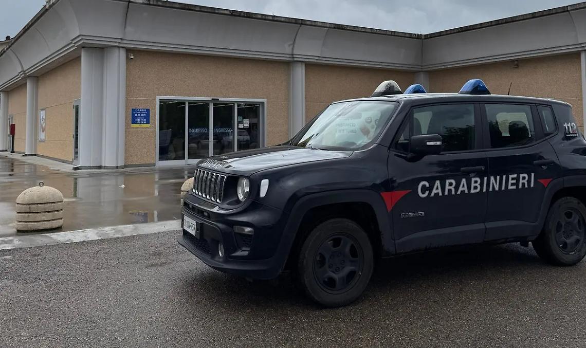 Rubano borsa con soldi, documenti e bancomat: arrestati in due