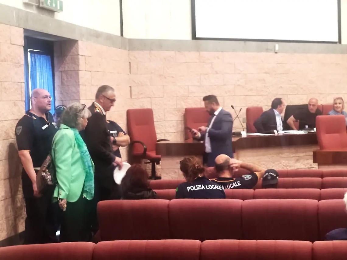 Seduta fiume: maggioranza e opposizione ai ferri corti