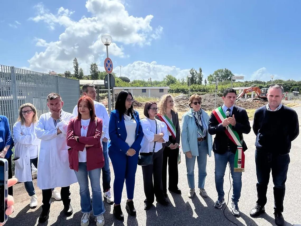 Ospedale di comunit&agrave;: taglio del nastro per il cantiere