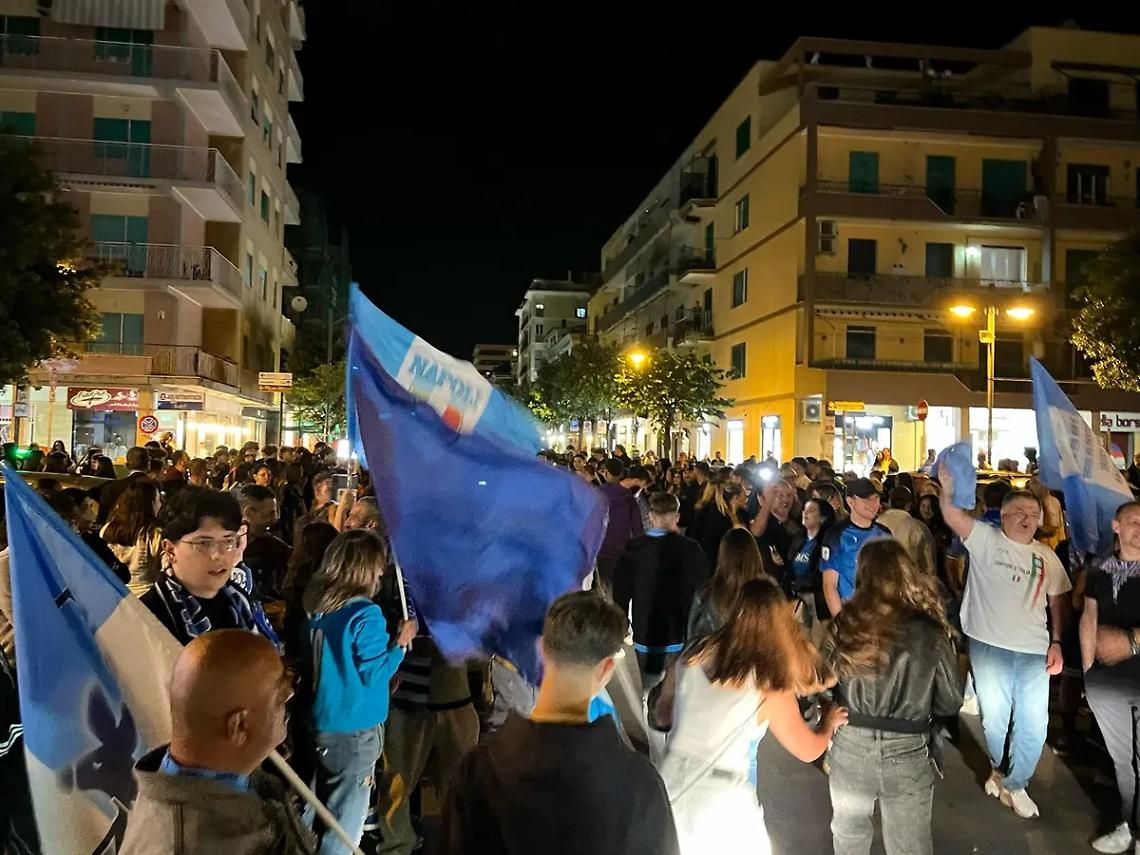 Il Napoli &egrave; campione d&rsquo;Italia e Ladispoli diventa &ldquo;azzurra&rdquo; &ndash; VIDEO ALL&rsquo;INTERNO