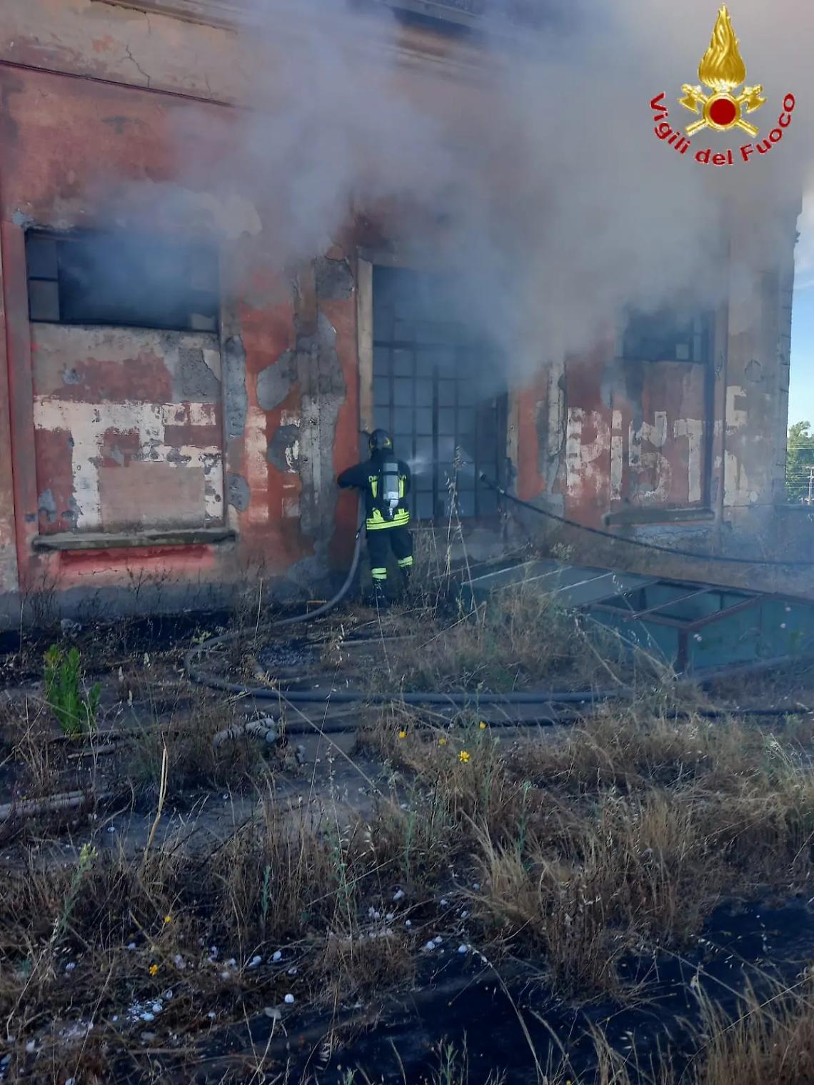 Fiumicino, a fuoco cantina sociale abbandonata