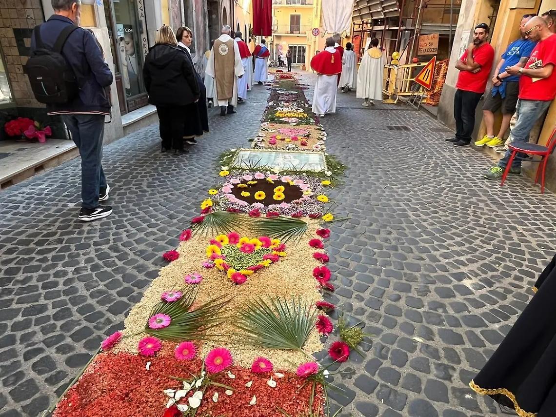 Si rinnova la tradizione con l&rsquo;infiorata della parrocchia Santa Maria Maggiore