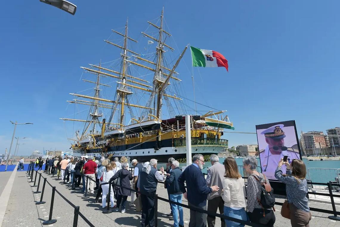 Onori e folla per la nave scuola Vespucci a Civitavecchia