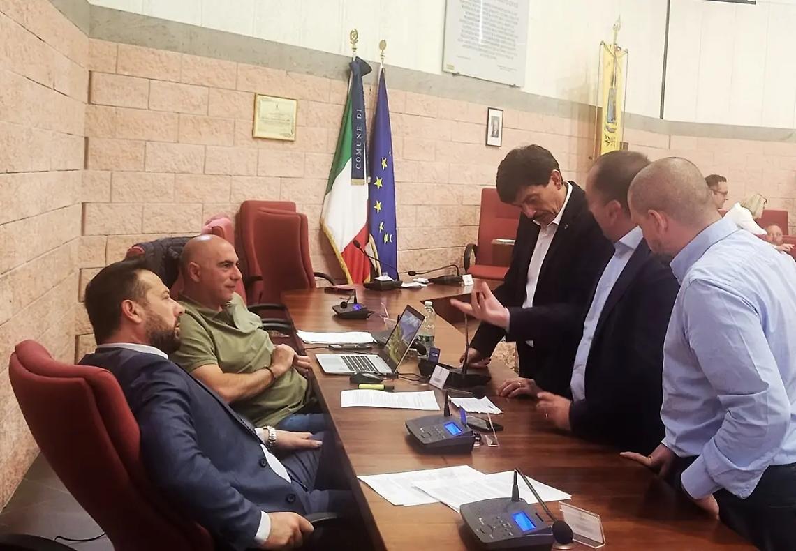 Frasca approvata, ma salta la via per Di Gennaro