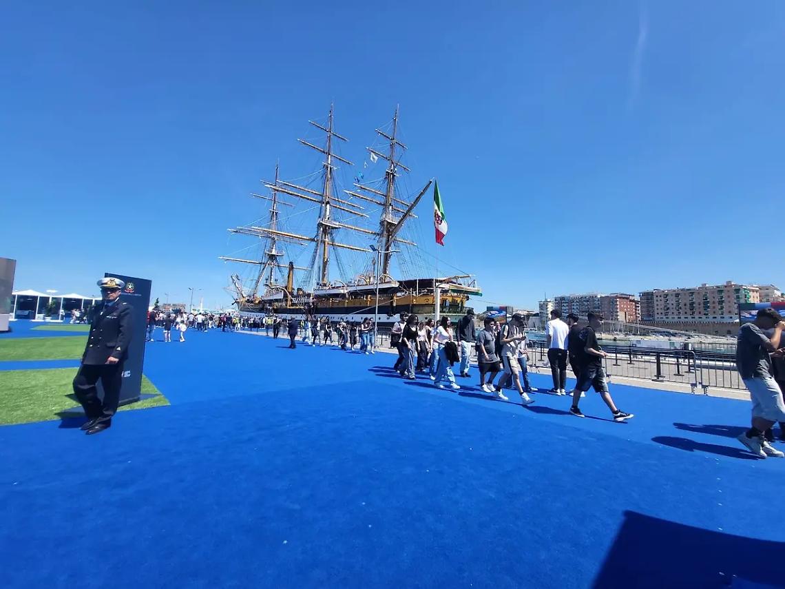 Nave Vespucci conquista la citt&agrave;