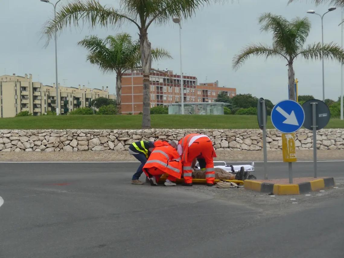 Ladispoli, ciclista cade dopo l&rsquo;attraversamento di un gatto: finisce in ospedale