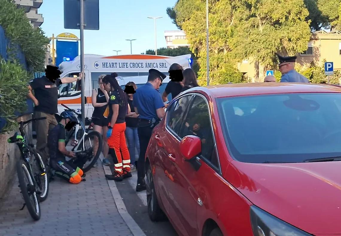 Scontro tra biciclette a viale Togliatti