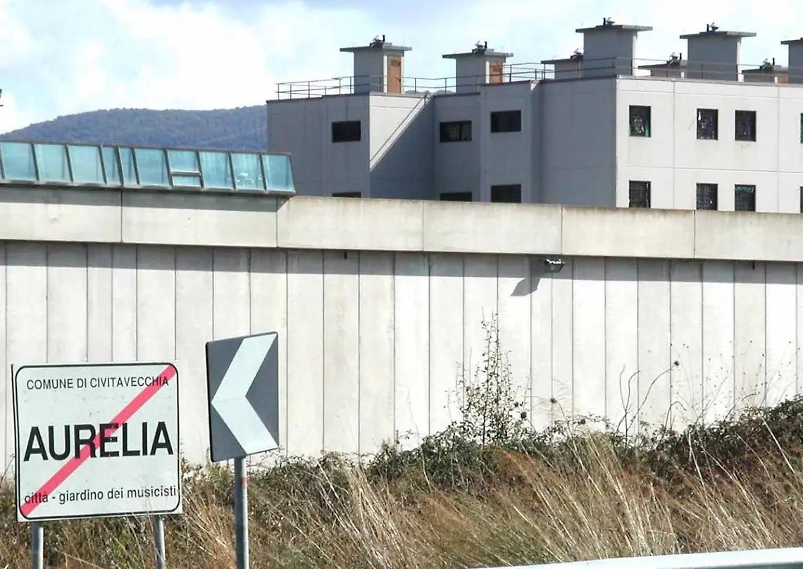 Tensione alle stelle: agenti aggrediti da un detenuto