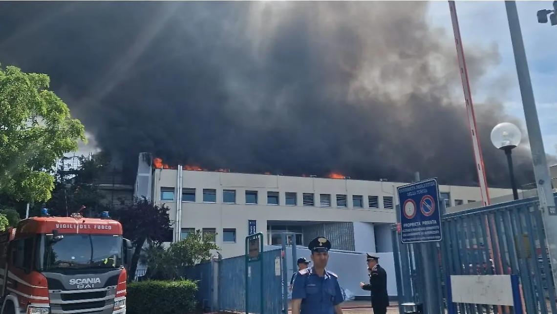Incendio ad Agraria: chiuse le scuole nel raggio di un chilometro
