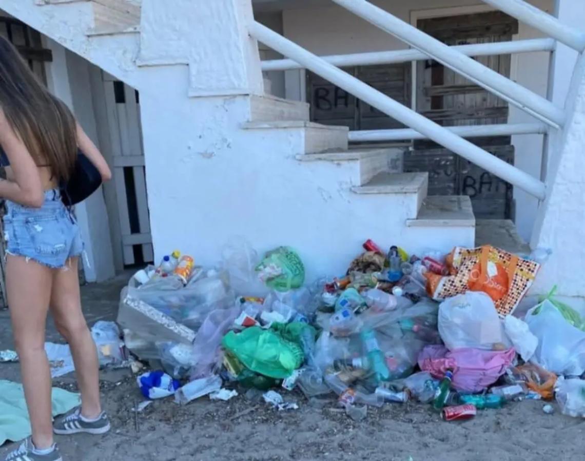 Santa Marinella, spiaggia libera invasa dai rifiuti: la polemica corre sui social